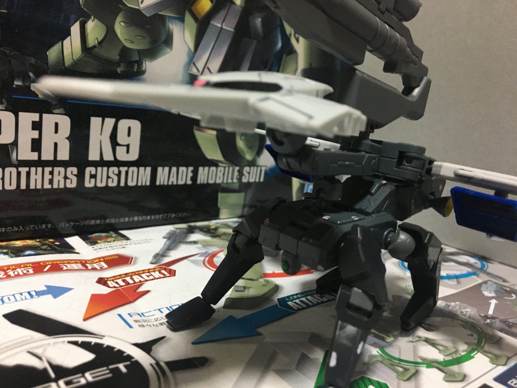 ベースはそのままにして、ガンプラバトルアームアームズを取り付け、頭部をガンプラバトルアームアームズの盾に変更し、ビームスナイパーライフルのほうは砲台の役割に変えました。
ちなみに、自分としては最初はどう改造していいのか分からず、「ジム・スナイパーⅡ」と検索したりして、参考にして改造しました。