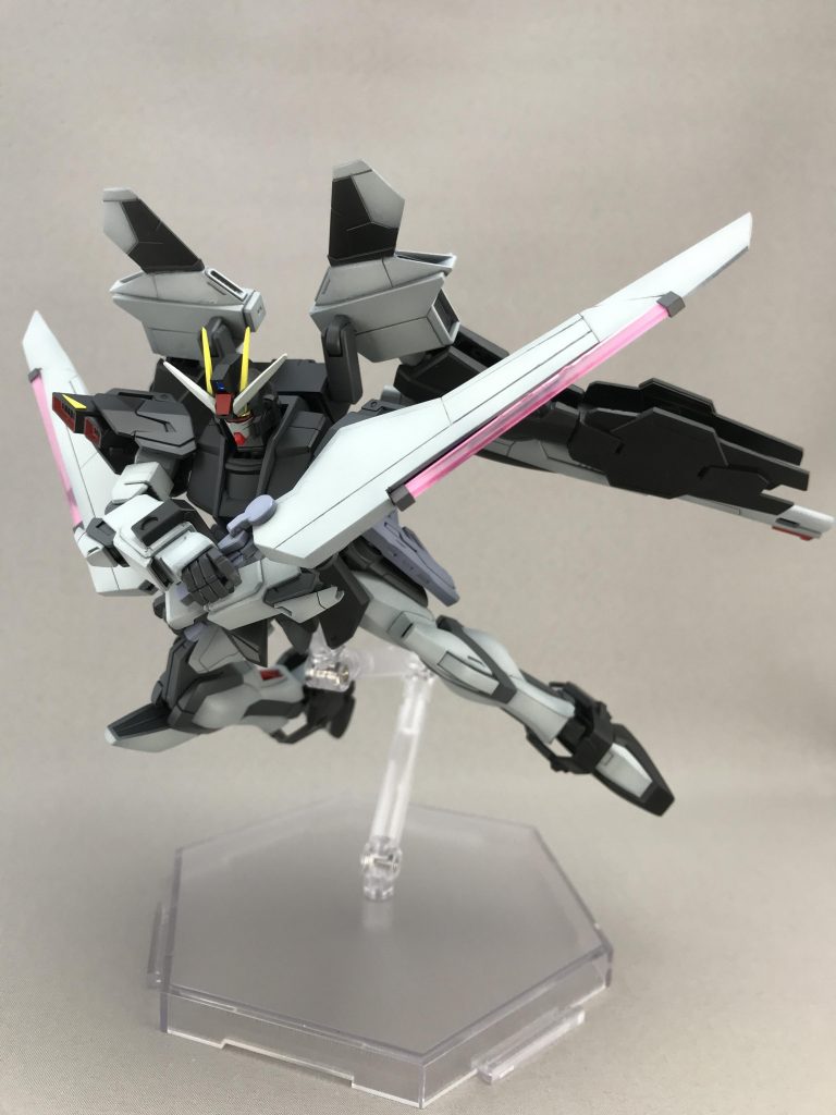 フラガラッハⅢ
巨大な武器ですが、手首がカッチリハマったせいか、ポロリや垂れる事もなかったので色々なポーズができて良かったです。
持ち手はトリガー付きなので、手首は同じ物です。