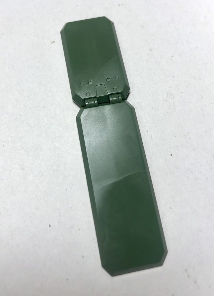 まずこちら、本件とは別の改造用にイエサブで買ってきたHGギラズール(親衛隊使用)のシールドです。
これが改造中にふと、ある物に見えまして..