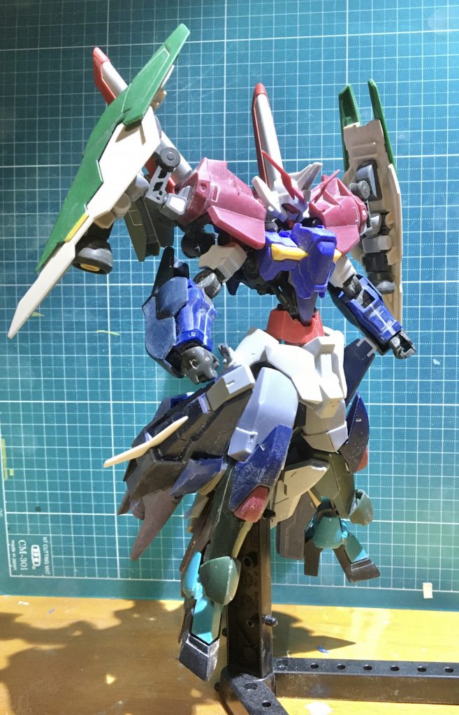 最終決定デザイン
クアンタの下腹部を用いて高身長化、処理が面倒なジェミナスアームには、百里のパーツをポン付けする事で、作業の効率化とディテールの追加を行いました。