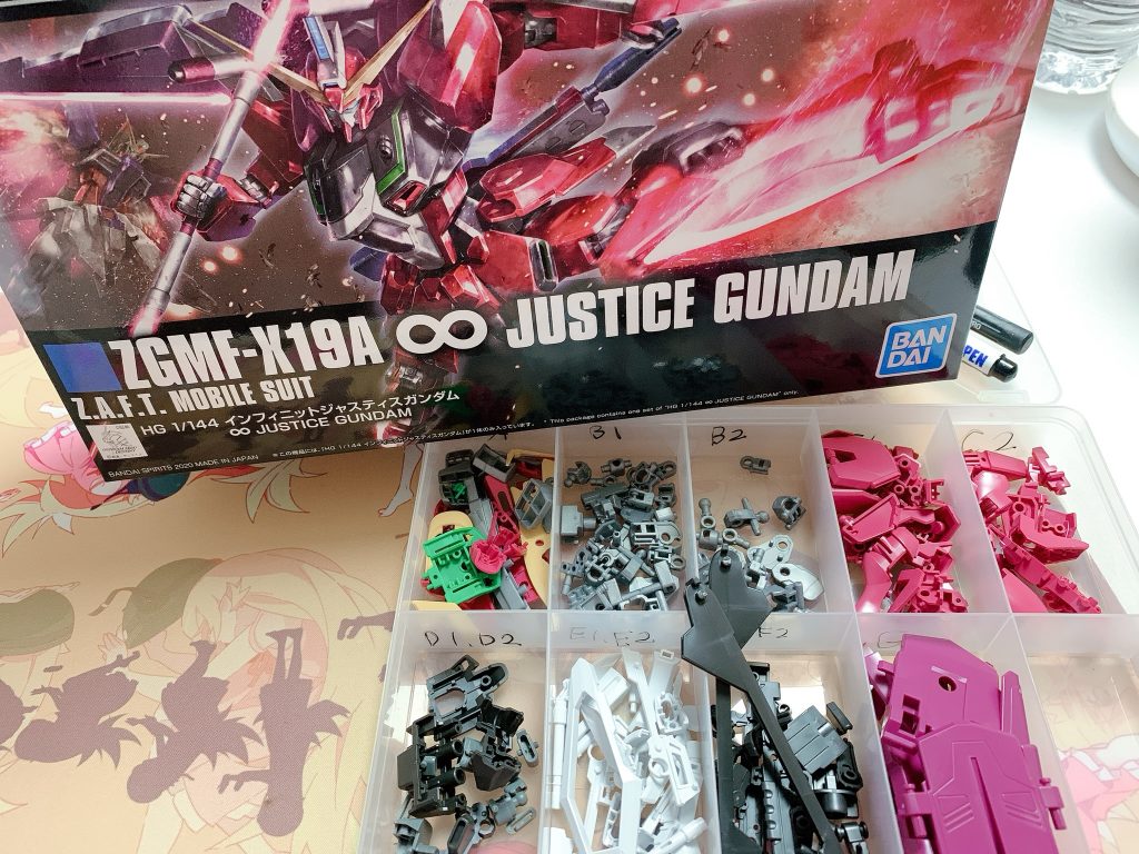 僕の作り方はまずこのようにランナーを全て切り出してパーツごとに分けてヤスリかけしちゃいます。

この時点で組みたい気持ちマックスですがその気持ちをグッと堪えるのが大変なのですよw