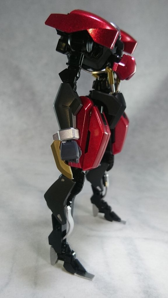 両腕部固定兵装のフォールディングダガー。
至近距離から装甲の隙間に差し込むことでナノラミネートアーマーに対しても有効な攻撃となる。