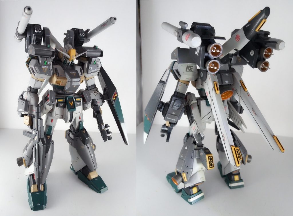 強化オプション装備時の素立ち状態です。肩部ミサイルポッドは平時はハッチが閉じています。ノーマル状態と比べるとかなりゴテゴテ追加されたなぁと思います。