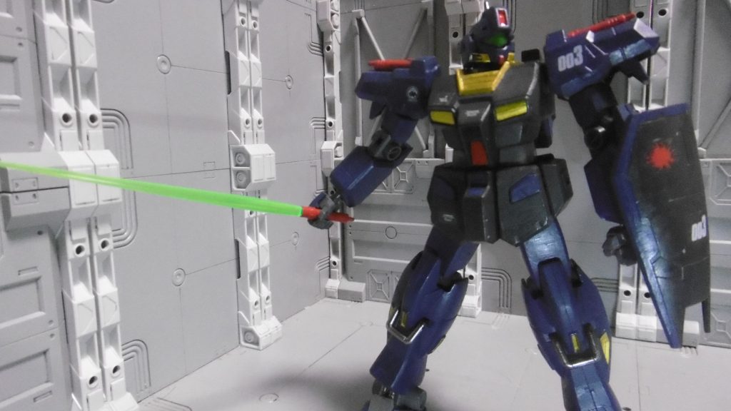 *ビームサーベル*
グリップを赤にしたので、発振色はグリーンに。
『ＨＧＢＦ スターバーニングガンダム』よりエフェクト拝借。
キットでは一体成型でグリップを自由に着脱できないため*幻の５本目*となりますが、まぁいいやと。