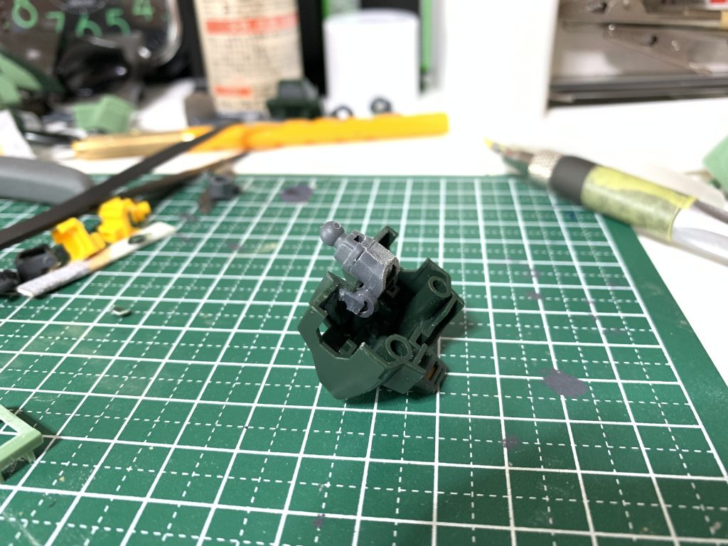 首の引き出し関節です。
肩のポリキャップとジャンクの首ポリパーツを瞬間接着剤と軸打ちで無理やり接着しています。