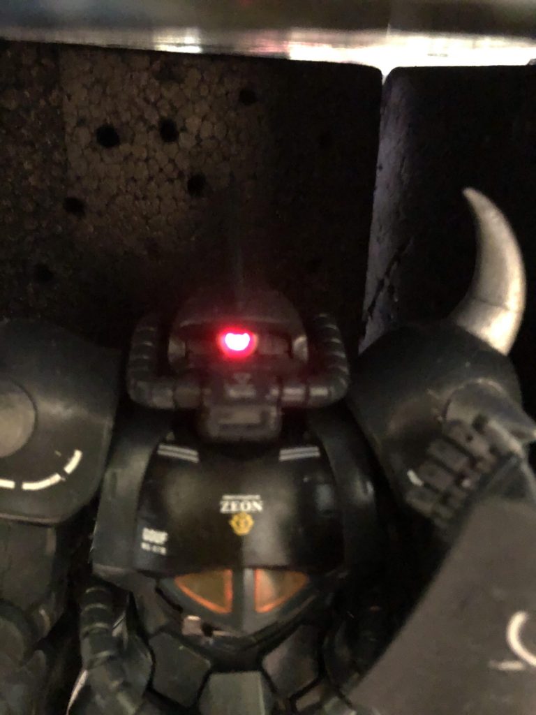 モノアイはLEDで発光させました。コックピットの下にスイッチがみえてますが、コックピットに収納出来ます。