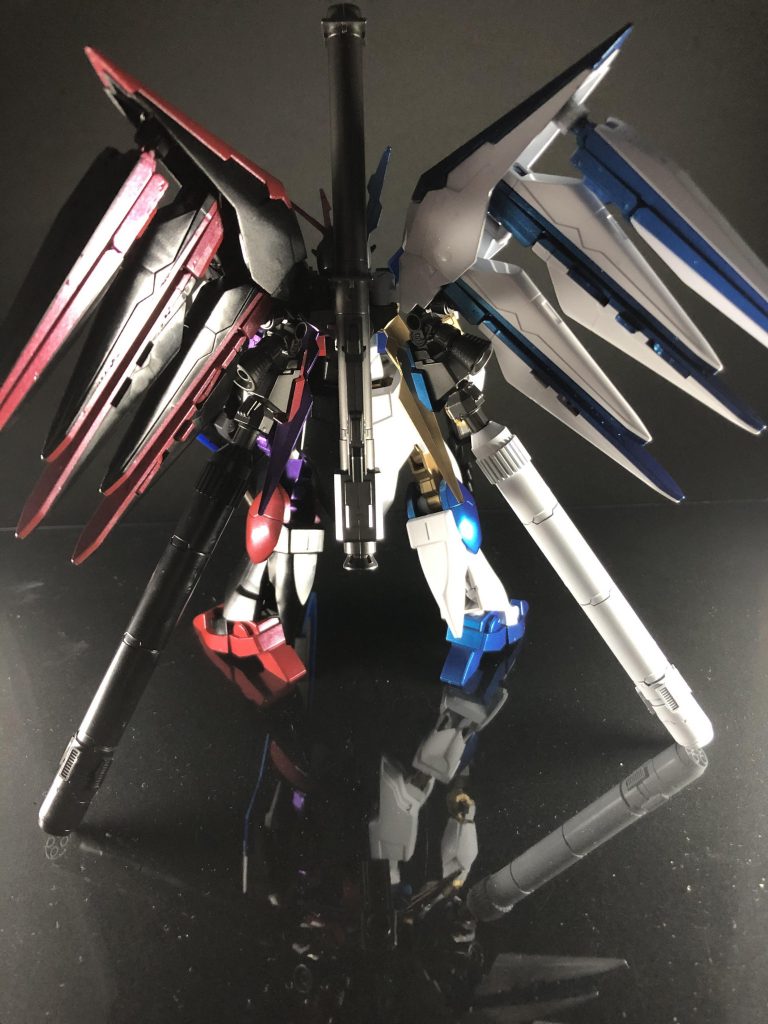 今回は今までと趣向を変えて赤と青で対にしました。
本当は右を赤で左を青にしたかったんですがHi-νイメージになると白青はあった方が伝わりやすいかなぁと思いこのカラーリングになってます。

フィンファンネルなんか1個違くねって思いますよね
フェイクνウェポンズ人気過ぎて2個しか手に入らなかったんですよ……
ということで2本だけフェイクじゃない方のHi-νから拝借しております……

まぁでもガンプラも人気コンテンツだなぁと感じれるいい機会ではありましたね。