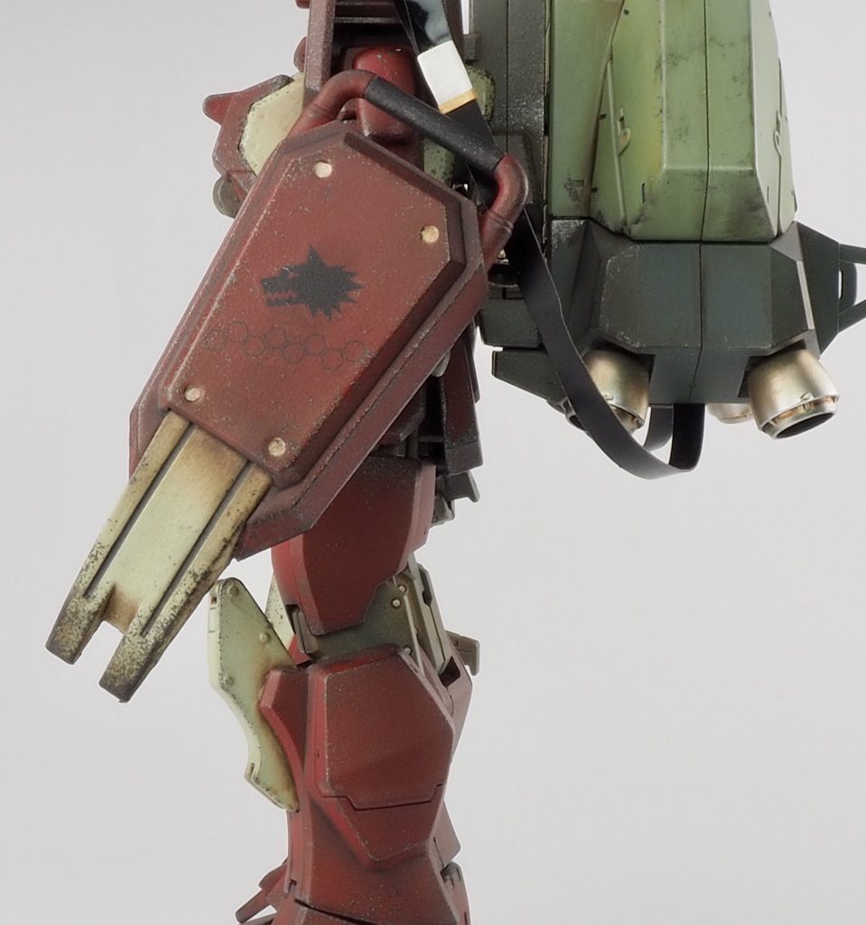 シールドのデカールはフィーリングで貼っつけて焼鉄でチッピング、らいだ〜Joe氏の神ペンを自作してボカシを入れています。