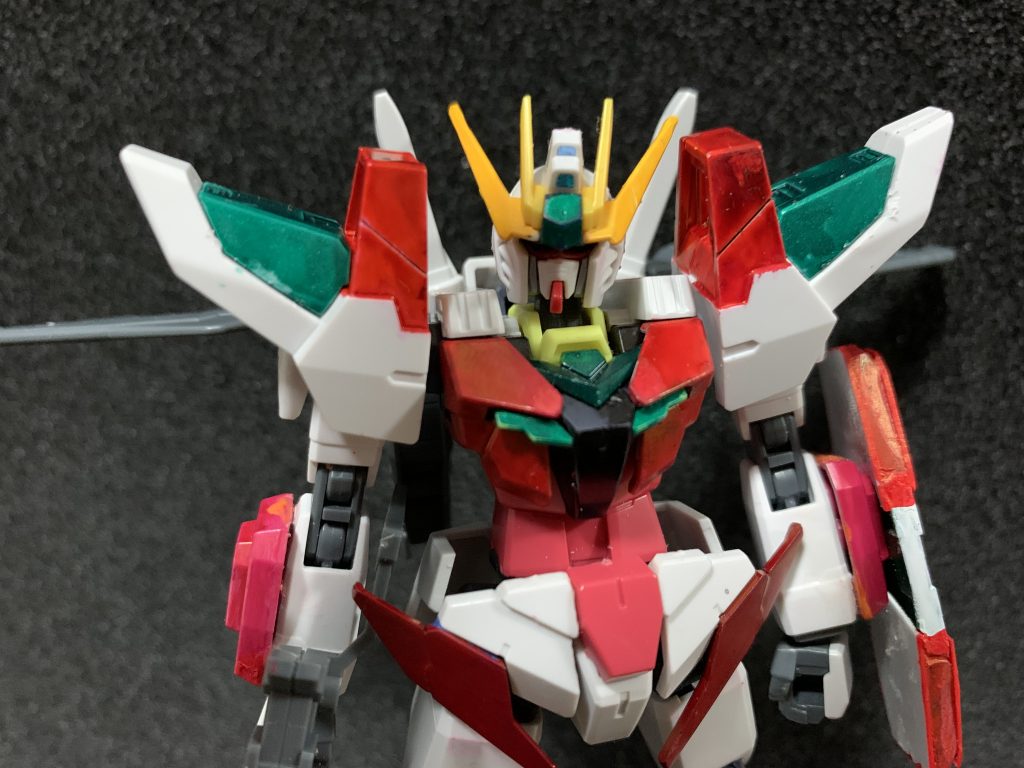 ジュピターヴガンダムをベースに、アメイジングストフリのミキシングで構成されています。
腕のアーマーにはインフィニットジャスティスの余剰パーツを使いました。
腰にはガンダムダブルオースカイのパーツを使っています。