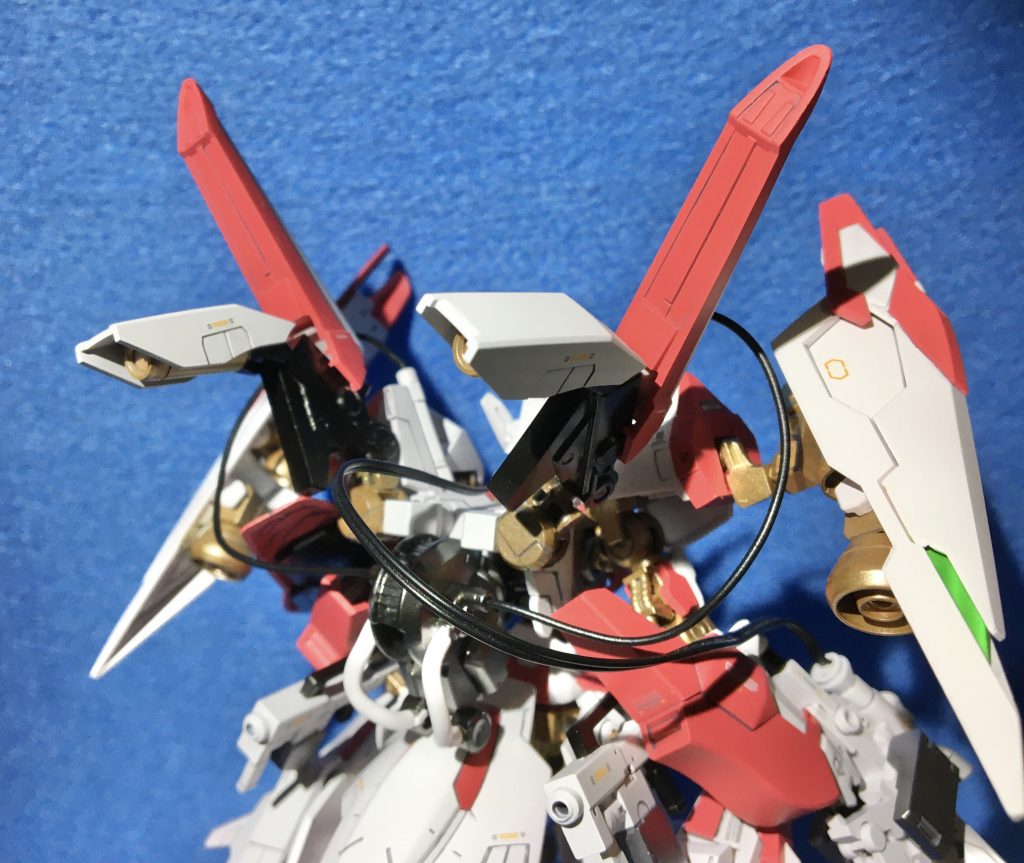 【背部ブースター】1/144ジェミナスのランドセルをプラットフォームに、複数の素材でミキシング。展開可能なメインスラスターは、1/100グレイズの脹脛スラスターを流用。