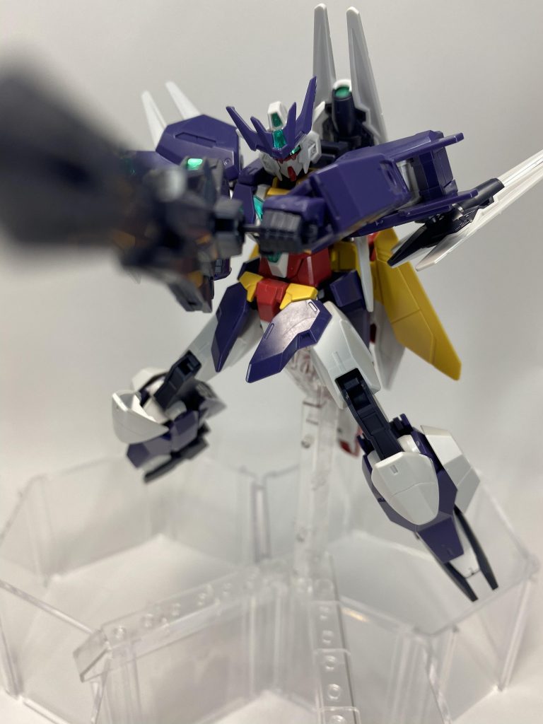 ジャキィィィーーーン!!!
というワケでユーラヴェンガンダムです。
シルエットがもうカッコイイ。