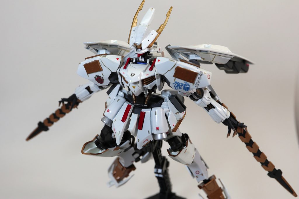 武装2 クロセルソード展開
クロセルソードは蛇腹状の構造をしており、間合いを自在に変えトリッキーな攻撃をする事が可能です。
レギンレイズ・ジュリアのジュリアンソードは本機のこの装備をP.D323時代の技術で再現した。という設定です(笑)