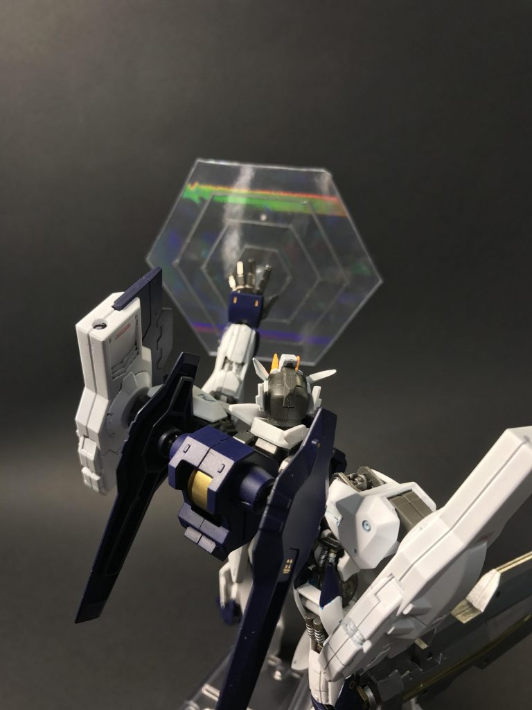 モチーフはエヴァのATフィールド。透明プラ板に偏向シールを貼っています。