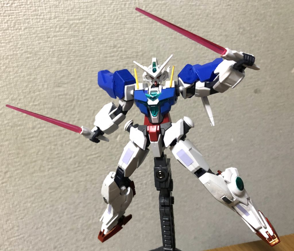 GNコアダガー。
コアストレアでも使用可能な、腰部にマウントしているビームダガー。投げます!