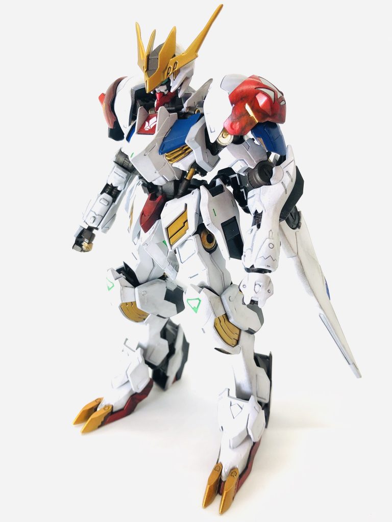 ガンダム・バルバトスルプスレクス2
資金が更に豊かになった事で、装いも豪華になったバルバトス。赤の部分を大理石風塗装で豪華さを演出。ゴールドもより力強く映るようなカラーリングを選びました。
レクスの攻撃性を残しままルプスの汎用性を取り戻し、ルプスのクローをレクスと同じ金属に変更してるのがわかるようゴールドで塗装。その他至る箇所を希少金属を表現したゴールドで塗装する事で火星の王となった鉄華団のフラッグシップにふさわしい容姿にしました。
またより長期戦に持ち込めるようにルプス時のスラスターも追加。バルバトス第5形態で使われたスラスター接続部に*無改造*ではめる事が出来ました。
名前は『レクス=王』以上にふさわしい名前が思いつかなかったので、レクスの第2形態という事にしてます。