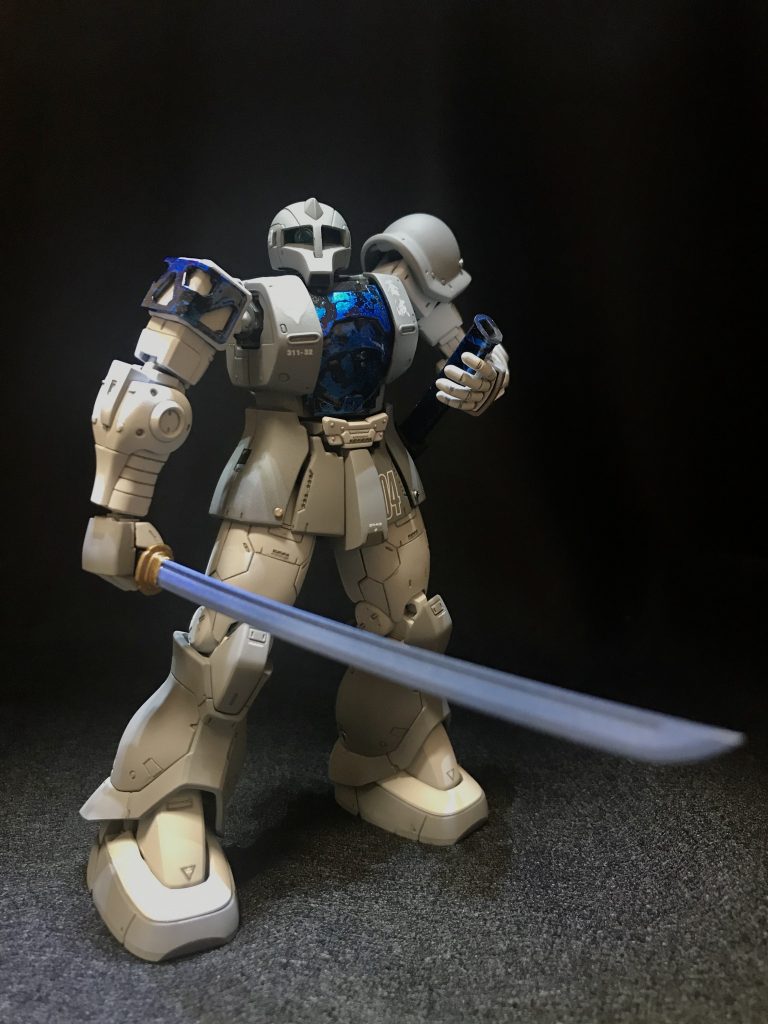 ムラマサヒートブレードはザクのバックパックより供給される電力を柄の部分に収納した超電導式バッテリーに充電し、抜刀状態から瞬間的に刀身を加熱して敵MSを溶断する武器である。