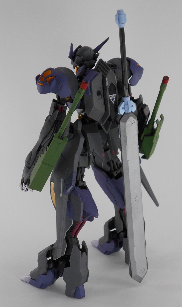 フル装備背面。
全武器をかっこよく懸架できたので満足です。
バルバトス系ではルプスのデザインが武器と本体とのバランスが良くて一番好みです。