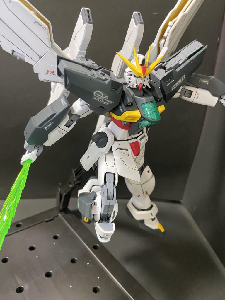 個人的にでデカールを沢山貼るより少量だけ使用したシンプルな作品が好きなので今回は付属のデカールシールだけ貼りました。
勿論デカールを沢山貼って情報量を増やせばまた違ったカッコ良さにもなると思うのでまたいつか腕前を上げて別な作品として作ってはみたいと思います。