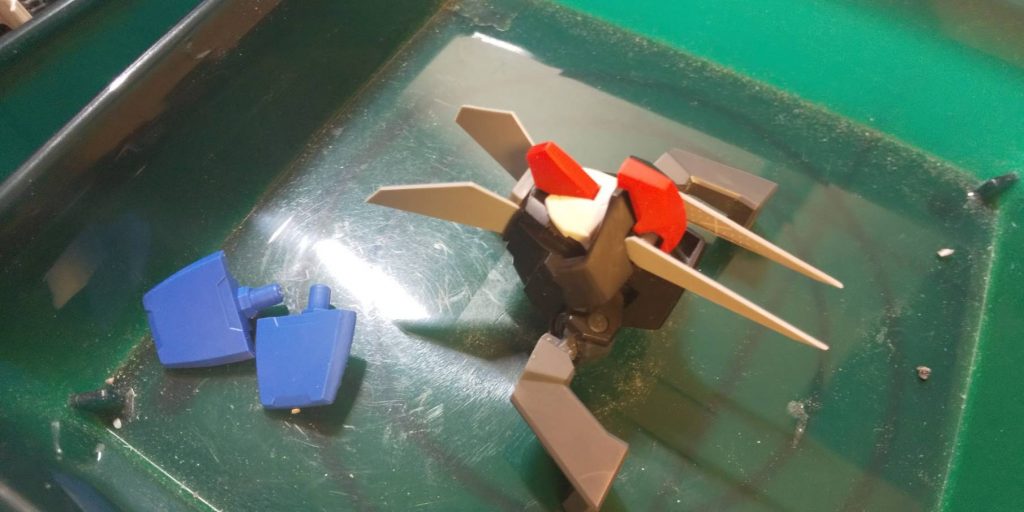 バックパックとなったラファエルガンダムですが、キャノン保持のためのアームはダブルオーガンダムから移設しています。
アンテナはプラ板制作し固定式にしてます。