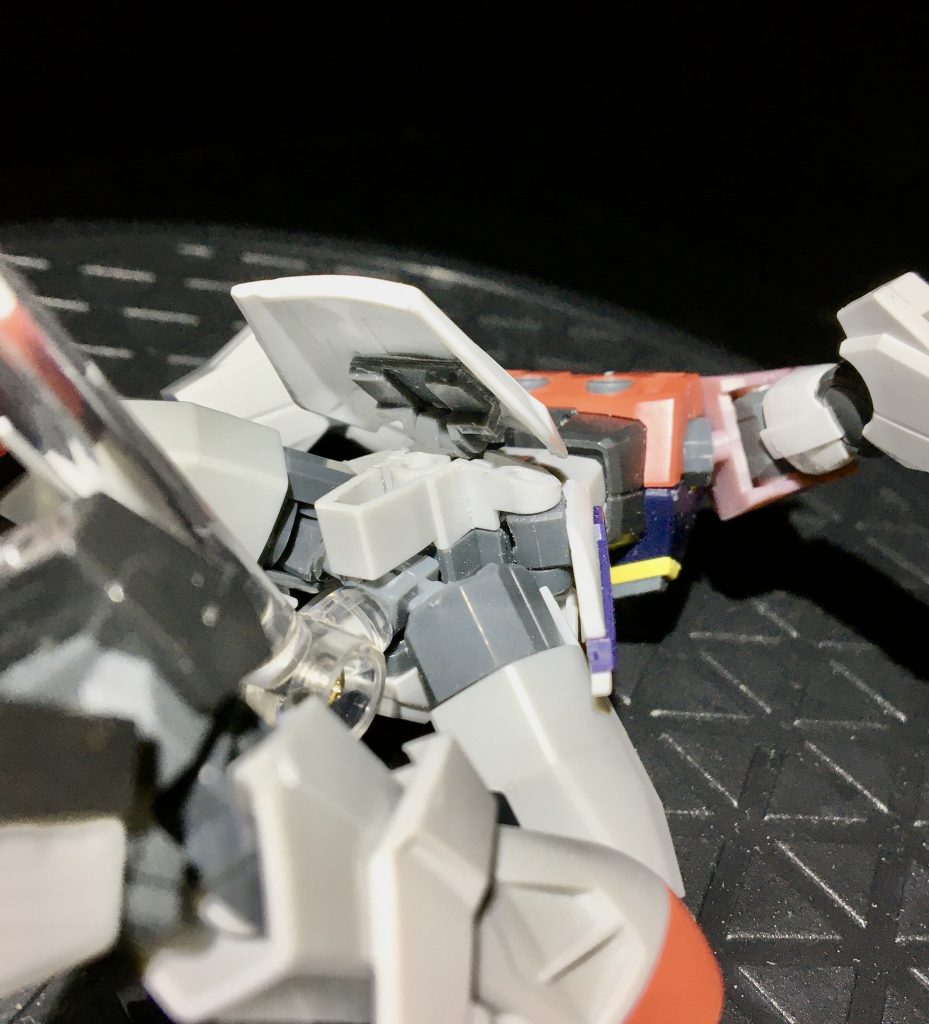 足回りの可動範囲をさらに広げるため、リアスカートにも可動式にするため、ギミックを盛り込んでいます。