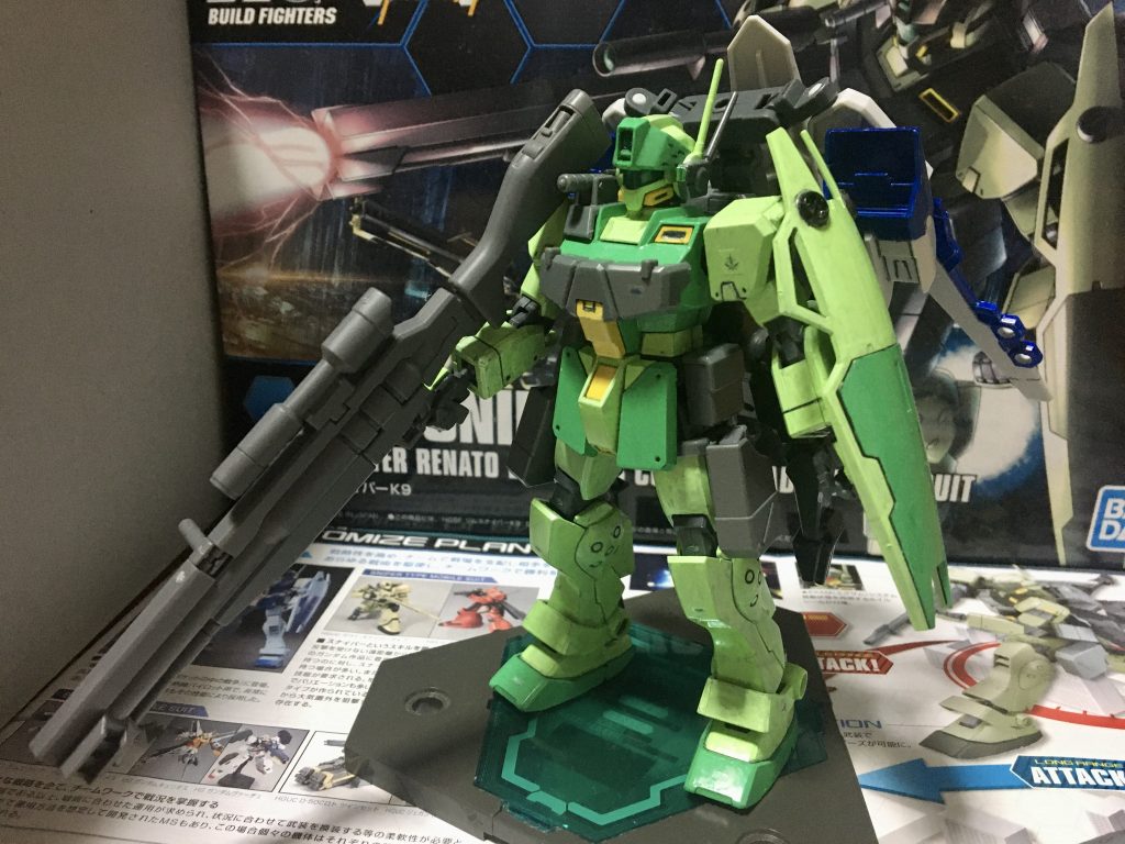 ジム・スナイパーK9を改造しました。
本体のジム・スナイパーⅡのほうは全体の色と合わせて、腰の前のスカート部のパーツのほうは余剰パーツである元のジム・スナイパーのほうに変えました。
色はジム・スナイパーⅡの色合い具体としては明るい印象を感じましたので、ガンダムペンの蛍光グリーンとアイグリーンのほうで、塗装しました。
また、頭部のバルカンシステムのほうはジェガンブラストマスターのものを使用し、頭部に合う型に加工して、取り付けました。バルカンのシールのほうは、シールの余り部分を使いました。