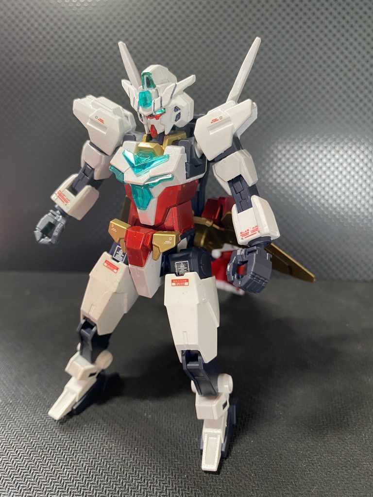 デカールが中々良い味を出してくれる😇
白い部分もロイヤルホワイトで吹いたんですけど、正直無くても変わんない感じがしました。ガンダムマーカーにパールホワイトとか来てくれないかな〜