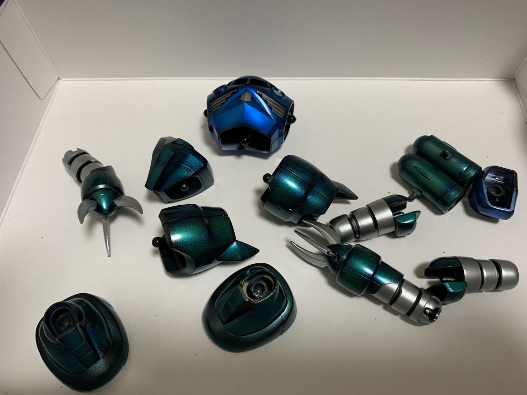 ガンクロームはいい感じの青、ゴールドはグリーンっぽくなりました。
下地だけでここまで変わるんですね！