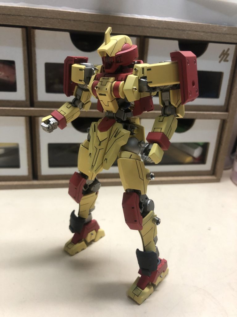 塗装後。レトロカラーで仕上げてみました。武装が無いとヒョロガリです(笑)