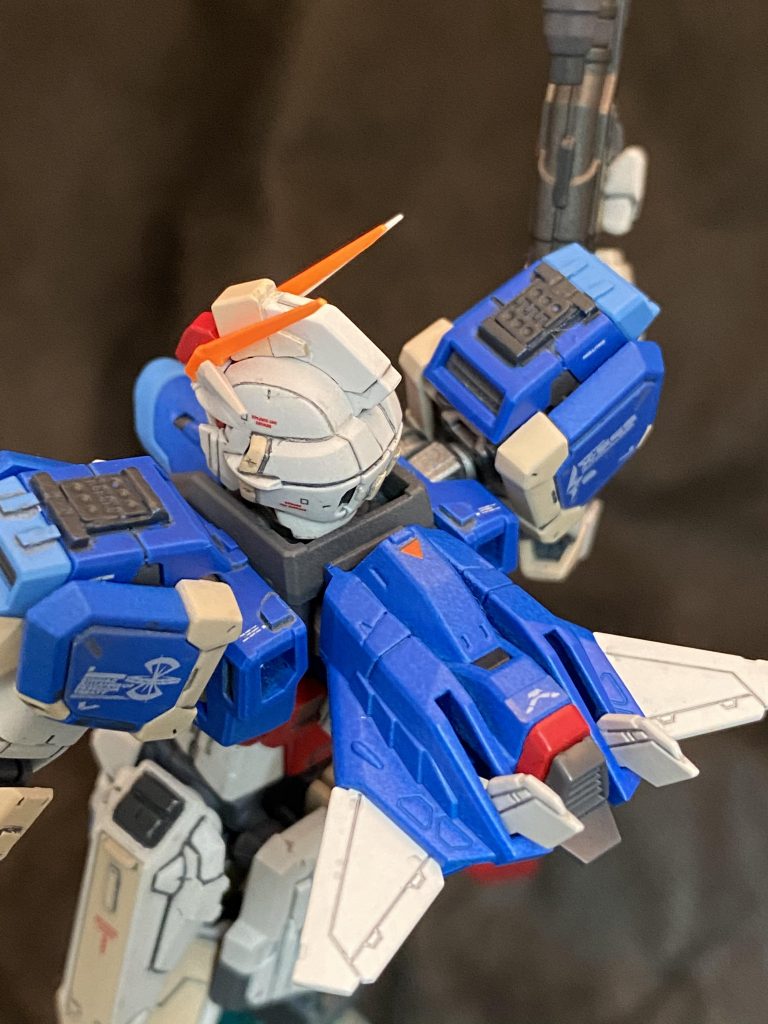 肩上部には、プラ板とエッチングパーツで露出したフレームを作りました。
塗り分けするのを忘れてた。
頭部はスジボリ、プラ板でディテール追加してます。