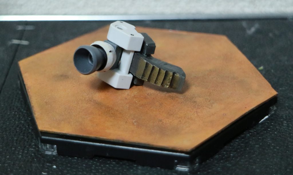 せっかくなのでグレイズ改造のスラスターを装備しいかにも高出力・大推進力を確保した機体、のような雰囲気を出してみました。
せっかくなので、もともとの設定も投稿しておこうと思います(2020/06/25)
対MA用決戦MS
歳星の悪魔【百戒】
【邪鬼退散の切り札】
木星圏の奥地で発見された機体にはその型式としての名称に【GN-X】と付されていた。
そこで発見したテイワズ下部組織【Rib-bomb's】が回収し、テイワズ技術班にデータ収集と所持モビルスーツとしての再開発を依頼した。
火星クリュセ地区メタル鉱山MA事件を経て、テイワズが開発に踏み切った対災害級MA用決戦MSがこの百戒である。
デザインモチーフは僧兵やウォーリアーモンク、災厄の脅威への鎮魂を目的としたこの機体は屈強に鍛え上げられた仏門に身を投じる戦士が由来といわれる(なお、PD世界では歴史や基本用語が現実世界の意味とは違う場合もある)。
テイワズ組織下のMS開発に携わる部門の情報を網羅し、Gフレームに勝るとも劣らない高出力・高機動の実現に成功した。
フレーム自体はテイワズフレームに延長用フレームを併用し、マニピュレーターも大型化されている。
MS本体での体当たり攻撃でも敵MAなどの精密機械に大きなダメージを与えられるほどの堅牢さを誇り、東洋風の刀や薙刀・棍棒を主武装として携行する。
なお、肩部と前腕先にはビーム兵装が装備されており、ガンプラバトルの際には隠し技としても使用する案があった。