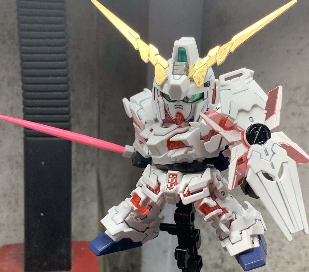 瞳ありの状態でビームサーベルを構えたポーズ。
トンファー状態再現されてないのは少し残念。