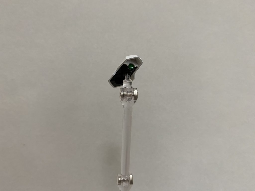 見えにくいですが足のセンサーにもクリアパーツを貼り付けています