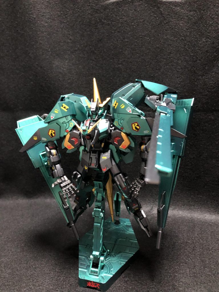 腕の可動等が不自由なのでポージングが著しく出来ない＋バックスカートが重いのでシッポ？も支えに使用しないと倒れるのでこの状態でしか飾れないのが少し失敗したかなと思いました。



以下、この機体の設定