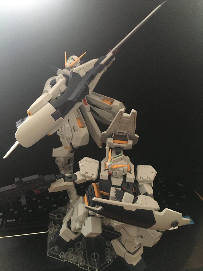 マニキュア:カーマインレッド
アンテナ、スラスター:ゴールドイエロー
濃紺装甲:ナイトブルーとヘビーバイオレットを6:4程度