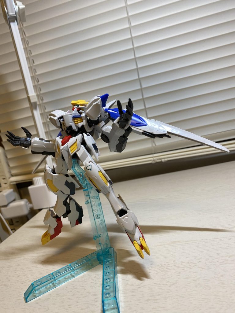 バエルといえばこのレインメーカーポーズですが、バルバトスは腕と手指が長いからよりパワフルな印象になりますね。