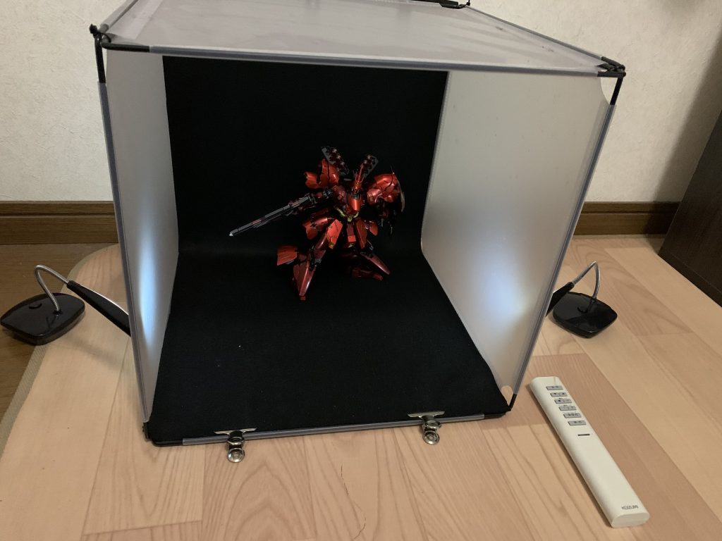 最近作った100均素材の簡易撮影ブースで撮影。ライトも100均なので性能はぼちぼちなのですが、部屋の照明が無駄に何段階も明るさ調整出来るのでそれらを駆使して汗だくになりながら撮影しました。画像だといまいちキャンディ塗装の光沢がわかりづらいのがなんとももどかしいところです。