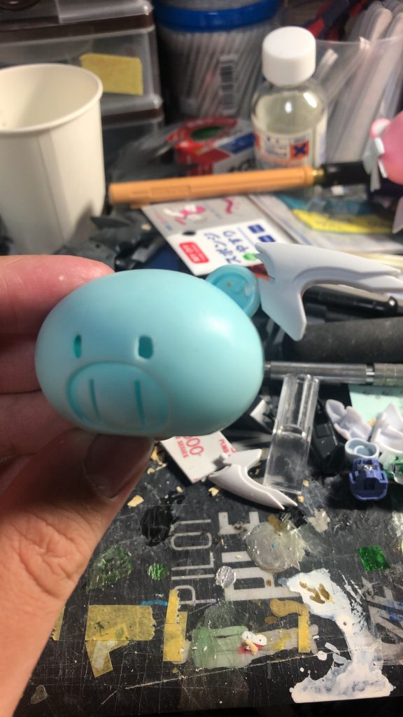 頭部は目をくり抜いて終わり
耳には方にあった白いパーツをつけます