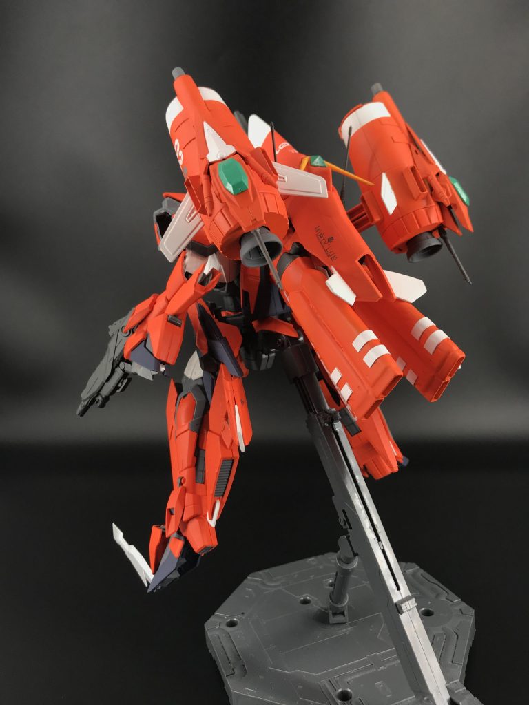 カオスガンダムの装備をまとめたようなバックパックをイージスのトサカのようなパーツの所を接続部に改造して取り付けています。陽電子リフレクターは機動兵装ポッド単体でも使用可能ですが機種兼シールドと同時使用することで広範囲を防御できる設定です。
地球連合のユークリッドやデストロイガンダムを参考に改造しました。