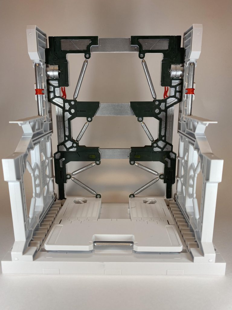 本来は全部まっしろですが、可動部分をジオングレーとシルバーで塗装しました。つや消しも一応。
設定上の正解がないキットは好きに塗れて楽しいですね。