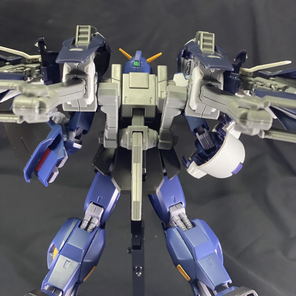 背面から見るとこんな感じ。
Mk-ⅡのバックパックからEz-ARMSのバックパックに換装してフルドドⅡのアームを接続しています。
エゥーゴは換装なしで戦闘中の合体ができるのに、こちらはバックパックの換装が必須というところが、なんともTR計画の産物っぽい。