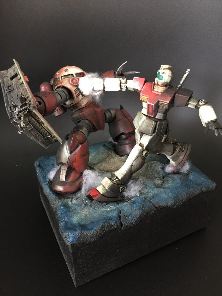 しかしアムロは見ていた。
ヒットの瞬間、シャアはワザと上体を後ろに逸らしてダメージを軽減していた。