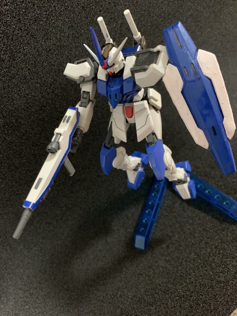 アクションポーズ1
一見主人公機に見えると思いますが、これが違うんです。ライバルキャラクターが搭乗するガンダムとなっております。
コンセプトしては「令和のファーストガンダム」を意識しました。令和のファーストガンダムと言えばアースリィガンダムだと思いますが、アナザー及び宇宙世紀系列の作品は放送されていないので、勝手にファーストガンダムを名乗らせて頂きました(笑)