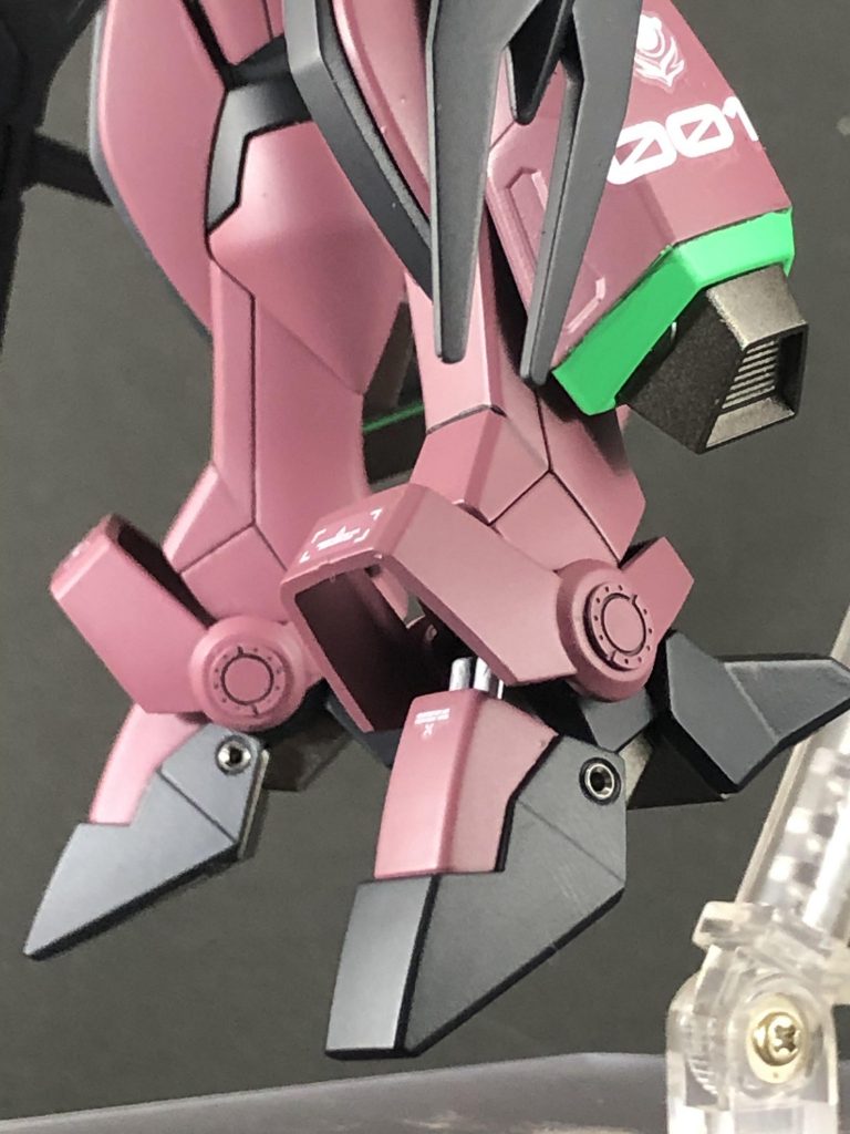 肩と足にメタルノズルを埋め込んで、スラスターを追加しました。