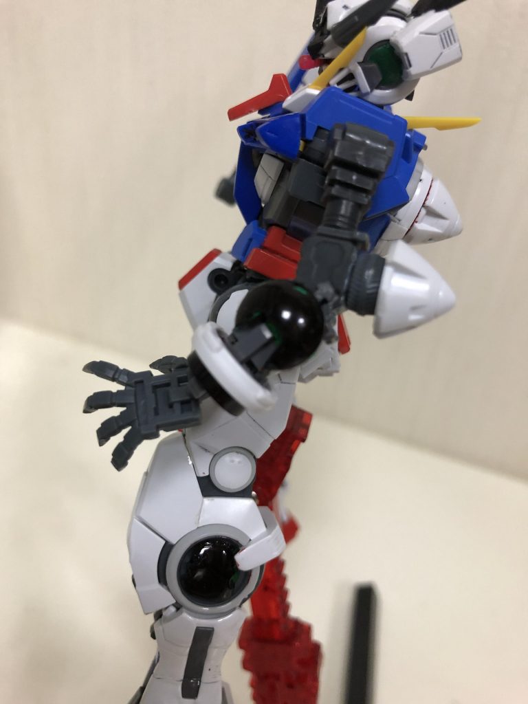 左腕
簡易的に擬似太陽炉を積んだ左腕、敵のビーム兵器のエネルギーの他、敵MSのエネルギーも『吸収』できる。
吸収だけでなく、見方機にエネルギーを与える『供給』や吸収したエネルギーで敵に攻撃する『放出』が可能。