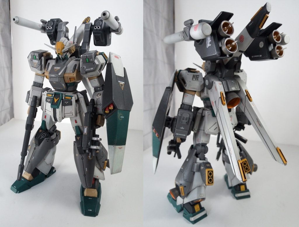 ジェガン高機動仕様を再現したようなモードです。肩部ミサイルポッドはデッドウェイト化を避けるためパージする事が可能です。腰部の大型ミサイルランチャーもジェガンの他のオプションに変更する事が可能です。画像のはスタークジェガン付属のビームライフルマガジンラックです。