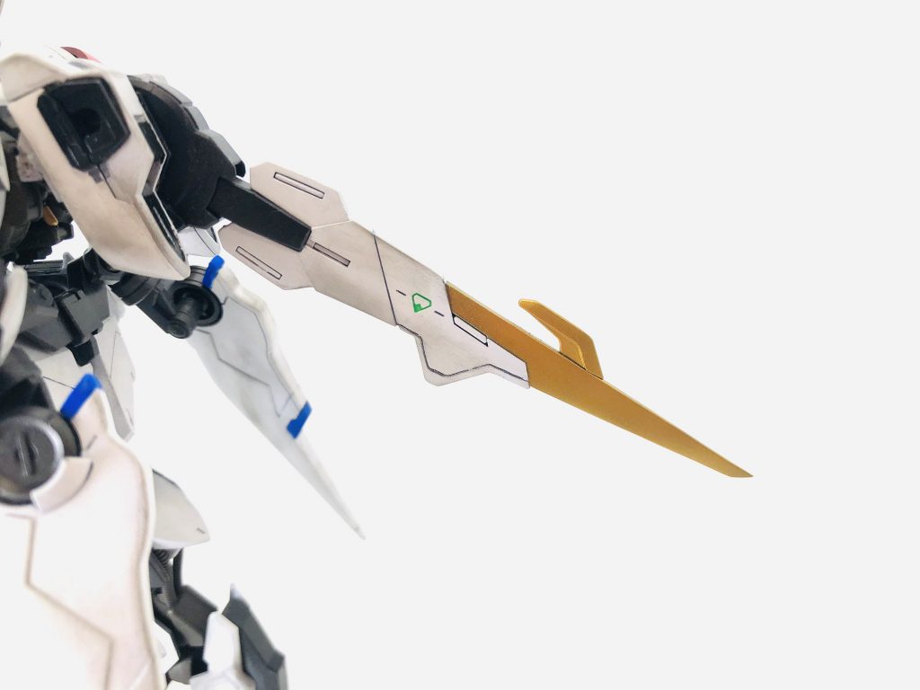 テイルブレード
素組から何㎜か先端をプラ板で延ばしました。そのほか合わせ目が片方にあるため反対方向に同様のラインをスジボリで追加。リード線も2.0㎜のものに変更し長さを延長。