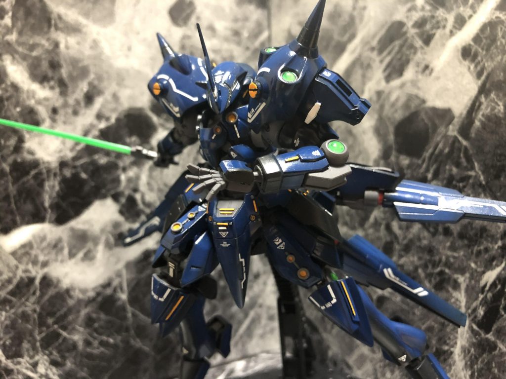 GNサーベル2
腰のファングと同様に装備されている。
近接戦闘時やメインの武装が破壊された時のみ使用する。常にコンデンサーからGN粒子を供給しているため通常のサーベルよりも出力が高くGNフィールドをも両断できる威力を兼ね備えている。