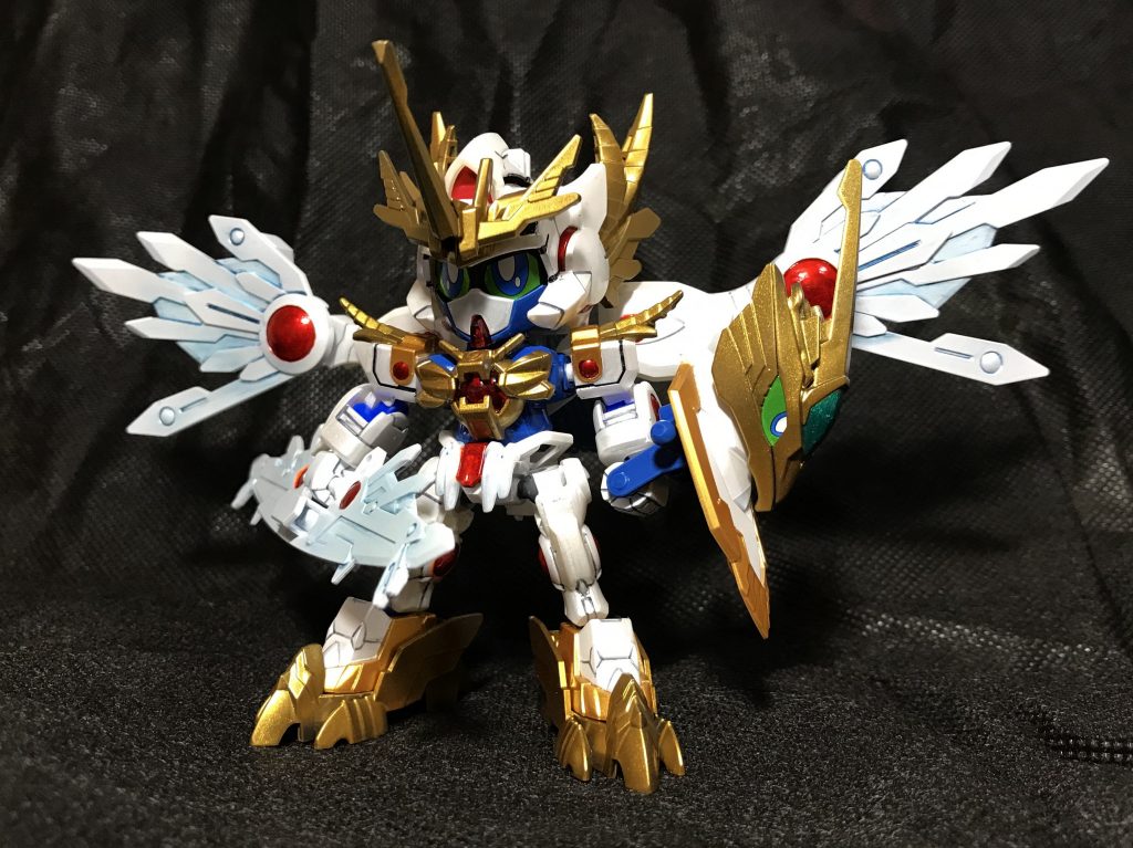 front
メイン武器がオーソドックスな剣盾から、大型のツインガンブレードになりました。
羽とガンブレードには連結して大型の羽にできるギミックがあるので、ともに青いグラデーションをかけました。