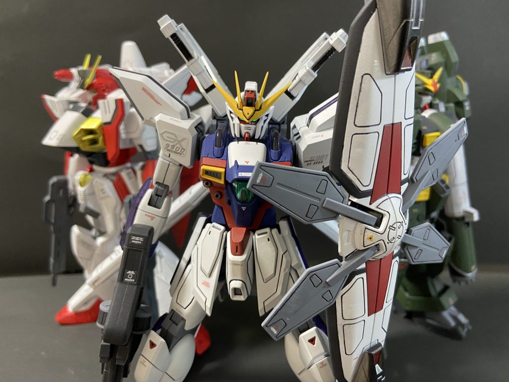 ライフルも盾も大した事してないのにガッチリ持てます。
盾がデカく見えますが設定通りの大きさです。MG Xの保持力のおかげで違和感なく持たせられます。手のひらのピンに盾の持ち手の受けが無改造でハマったのには感動しました。