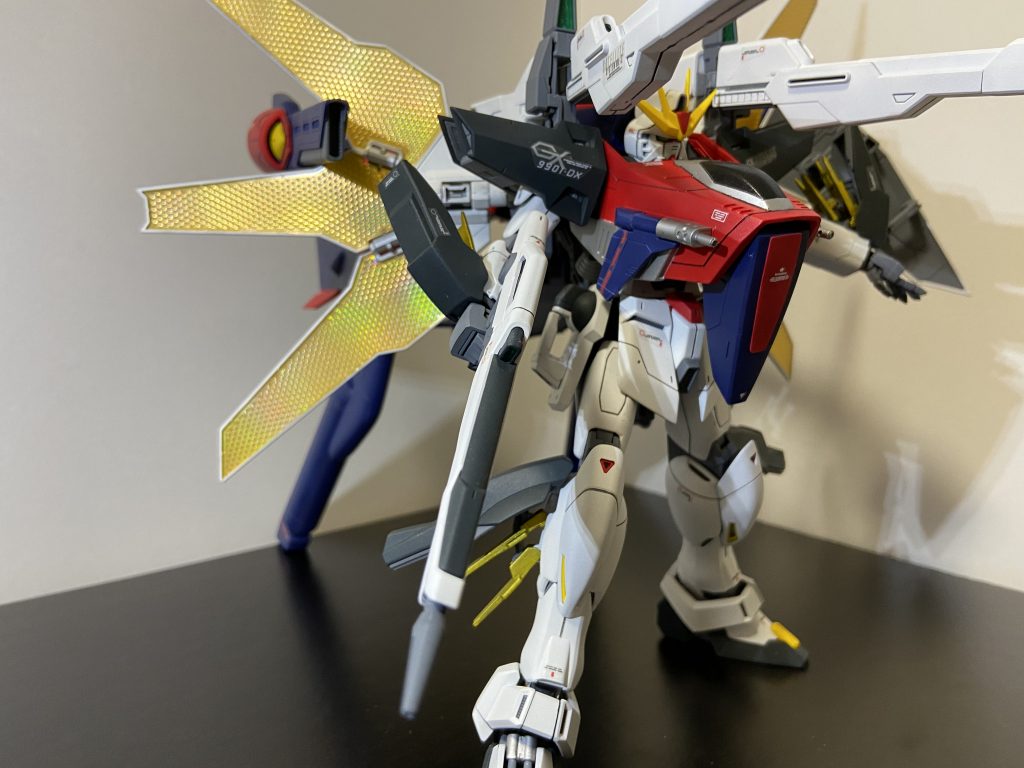 今回の目標の一つに台座、ベースを使用せずに自立出来る事を意識して作成しました。
大分無理してる様に見えますがBパーツとの合体は意外にもガッチリしてます。